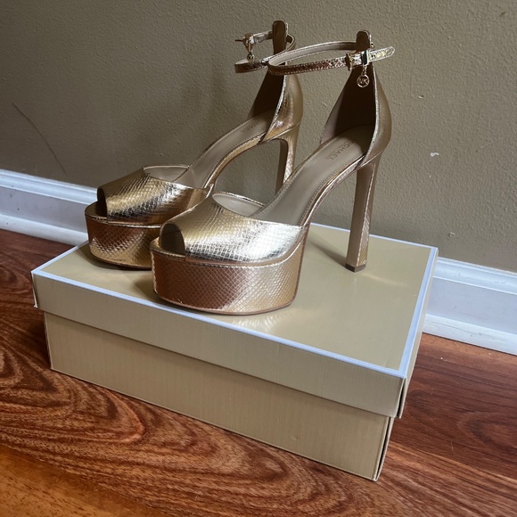 Michael Kors Gold platform heel - Picture 8 of 8